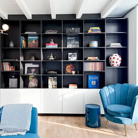 Rock, & - Stylish Steps From The Apartment